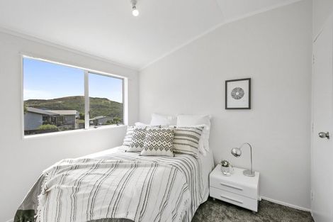 Photo of property in 5a Sunhaven Drive, Newlands, Wellington, 6037