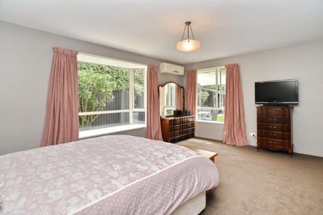 Photo of property in 27a Farnswood Place, Redwood, Christchurch, 8051