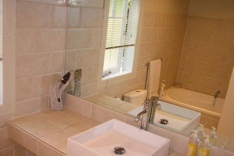 Photo of property in 1/130 Sunset Road, Unsworth Heights, Auckland, 0632