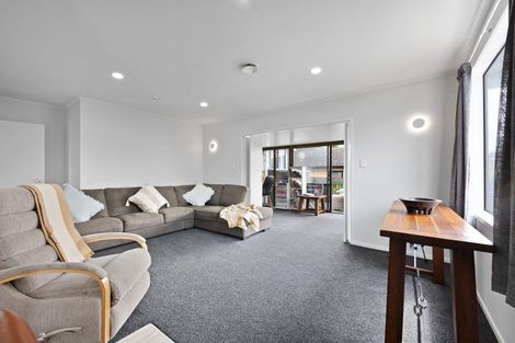 Photo of property in 6 Hamblyn Place, Ranui, Auckland, 0612