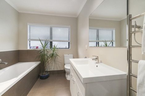 Photo of property in 4a Taipari Road, Te Atatu Peninsula, Auckland, 0610