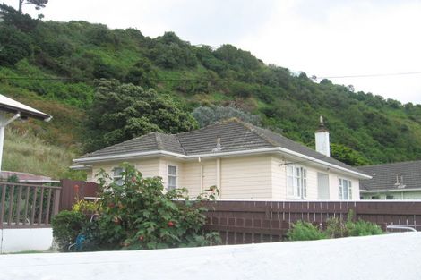 Photo of property in 304 Queens Drive, Lyall Bay, Wellington, 6022