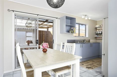 Photo of property in 2/17 Islington Avenue, New Lynn, Auckland, 0600