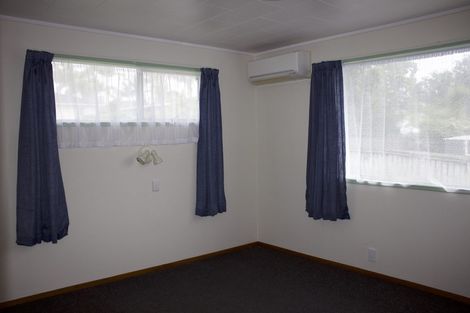 Photo of property in 27 Pipitea Place, Massey, Auckland, 0614