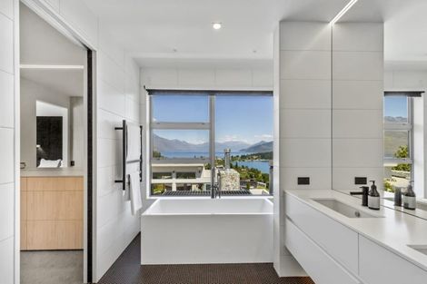 Photo of property in 9 Garland Terrace, Kelvin Heights, Queenstown, 9300