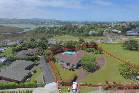 Photo of property in 77 Matija Place, Red Beach, 0932