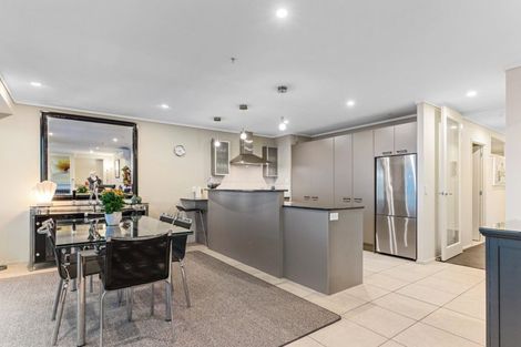 Photo of property in 72 Devonport Road, Tauranga, 3110