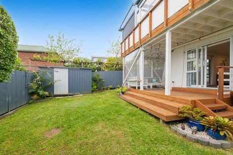 Photo of property in 1/302 Sunset Road, Windsor Park, Auckland, 0632