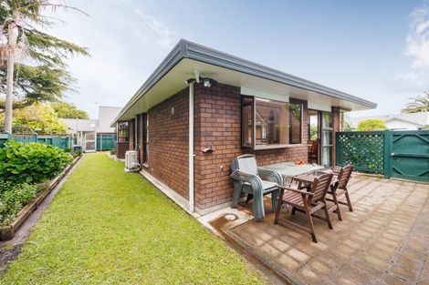 Photo of property in 8 Gregory Close, Palmerston North, 4414