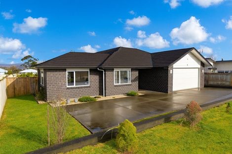 Photo of property in 28 Cooladerry Place, Rosehill, Papakura, 2113