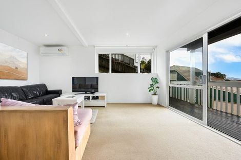 Photo of property in 1a Highgrove Lane, Totara Vale, Auckland, 0632