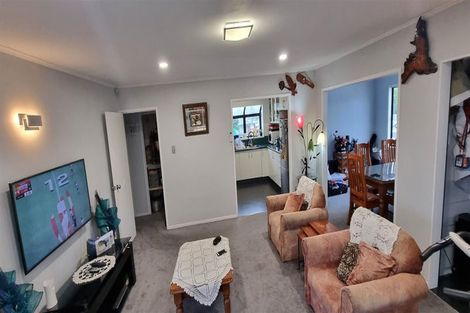 Photo of property in 8a Fruitvale Road, New Lynn, Auckland, 0600