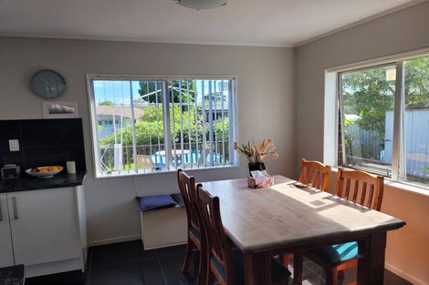 Photo of property in 15 Tiki Street, New Lynn, Auckland, 0600