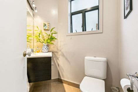 Photo of property in 2/67 Bolton Street, Kelburn, Wellington, 6012