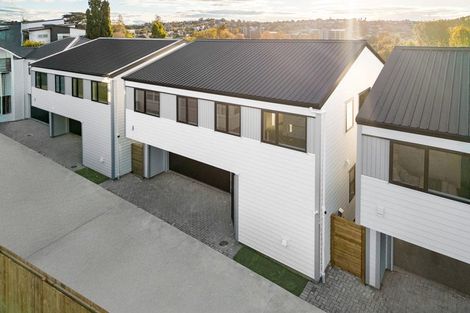 Photo of property in 8b Deuxberry Avenue, Northcote, Auckland, 0627