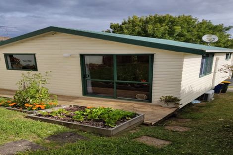 Photo of property in 9 Cottam Grove, Northcross, Auckland, 0632