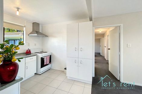Photo of property in 18 Halloran Place, Massey, Auckland, 0614
