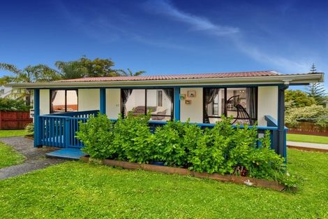 Photo of property in 17 Rehia Road, Massey, Auckland, 0614