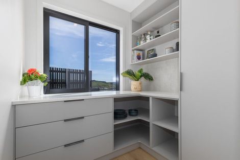 Photo of property in 6 Okupe Grove, Aotea, Porirua, 5024