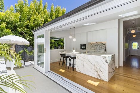 Photo of property in 3/92 Victoria Road, Devonport, Auckland, 0624