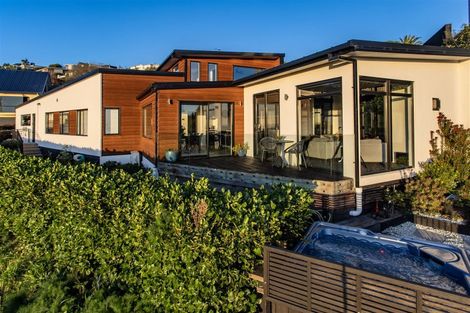 Photo of property in 17 Drayton Drive, Mount Pleasant, Christchurch, 8081