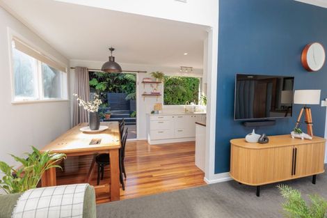 Photo of property in 10 Cotswold Crescent, Newlands, Wellington, 6037