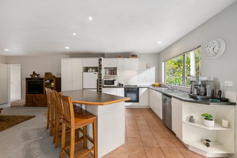 Photo of property in 22 Margaret Henry Crescent, Oteha, Auckland, 0632