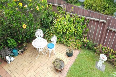 Photo of property in 2/84 Pupuke Road, Hillcrest, Auckland, 0627