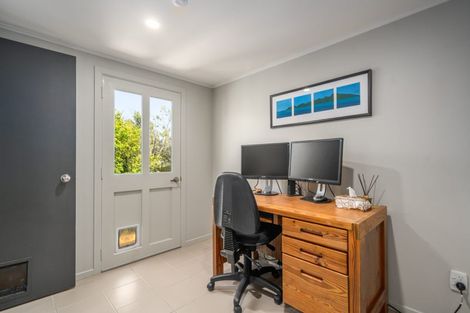 Photo of property in 11 Pauline Way, Paparangi, Wellington, 6037