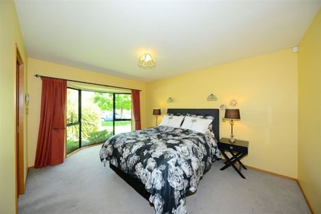 Photo of property in 23 Hatfield Place, Avonhead, Christchurch, 8042