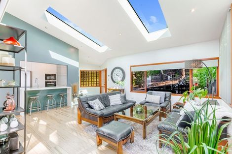 Photo of property in 2 Okewa Road, Titirangi, Auckland, 0604