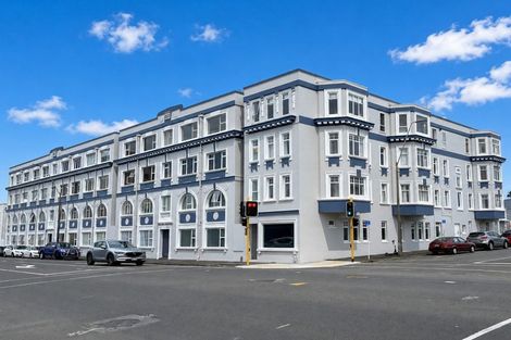 Photo of property in Devonport Apartments, 10/127 Saint Aubyn Street, New Plymouth, 4310