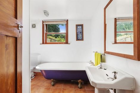 Photo of property in 49 Hungerford Road, Lyall Bay, Wellington, 6022