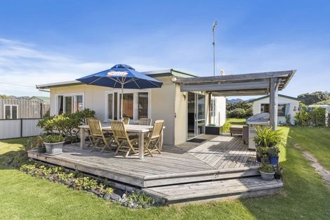 Photo of property in 215 Ocean Road, Whangamata, 3620