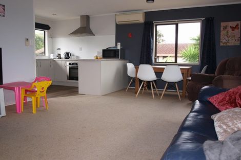 Photo of property in 2/18 Pokapu Place, Bethlehem, Tauranga, 3110