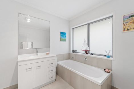 Photo of property in 54 Roberts Road, Matakatia, Whangaparaoa, 0930
