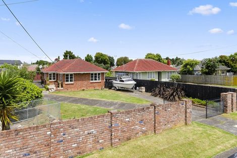Photo of property in 7 Rixon Place, Te Atatu Peninsula, Auckland, 0610