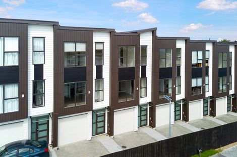 Photo of property in 3/105 Hobsonville Road, West Harbour, Auckland, 0618