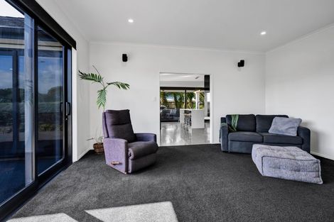 Photo of property in 6 Pebble Beach Court, Waiwhakaiho, New Plymouth, 4312