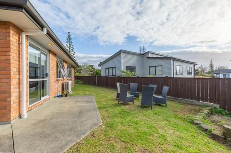 Photo of property in 16 Mcwhirters Farm Lane, Massey, Auckland, 0614