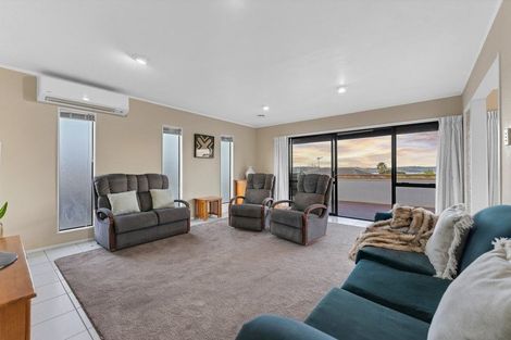 Photo of property in 1/46 Westpark Drive, West Harbour, Auckland, 0618