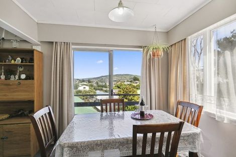 Photo of property in 23 Griffiths Grove, Newlands, Wellington, 6037