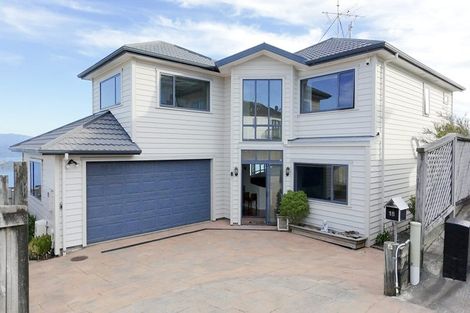 Photo of property in 18 Bennett Grove, Newlands, Wellington, 6037