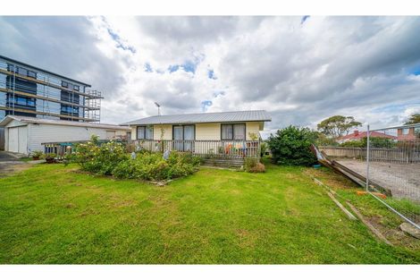 Photo of property in 2 Fruitvale Road, New Lynn, Auckland, 0600