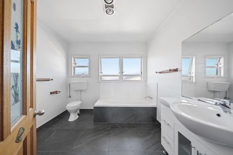 Photo of property in 3 Halberg Street, Glenfield, Auckland, 0629