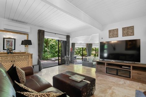 Photo of property in 19 Atarua Gardens, Waiatarua, Auckland, 0604