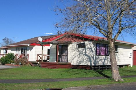 Photo of property in 4 Pukeroa Place, Papakura, 2110