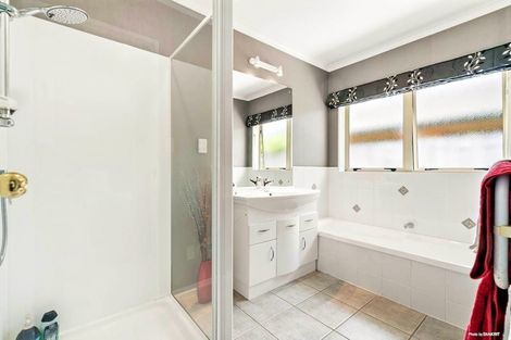 Photo of property in 19 Newinn Crescent, East Tamaki Heights, Auckland, 2016