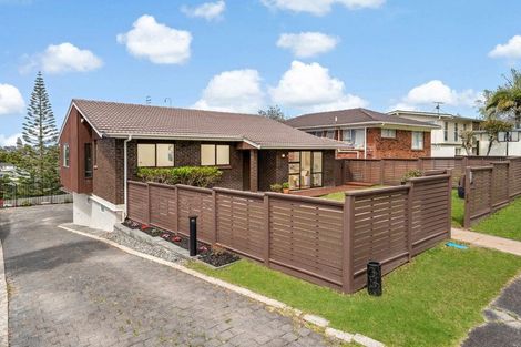 Photo of property in 23 Ravenwood Drive, Forrest Hill, Auckland, 0620