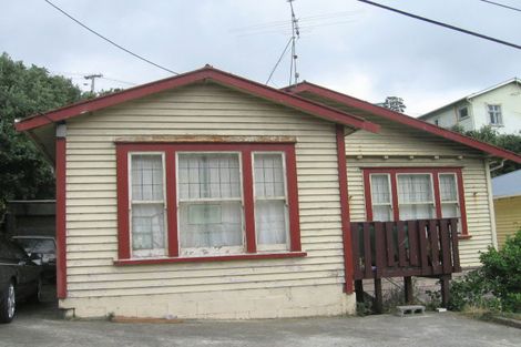 Photo of property in 28 Hungerford Road, Lyall Bay, Wellington, 6022